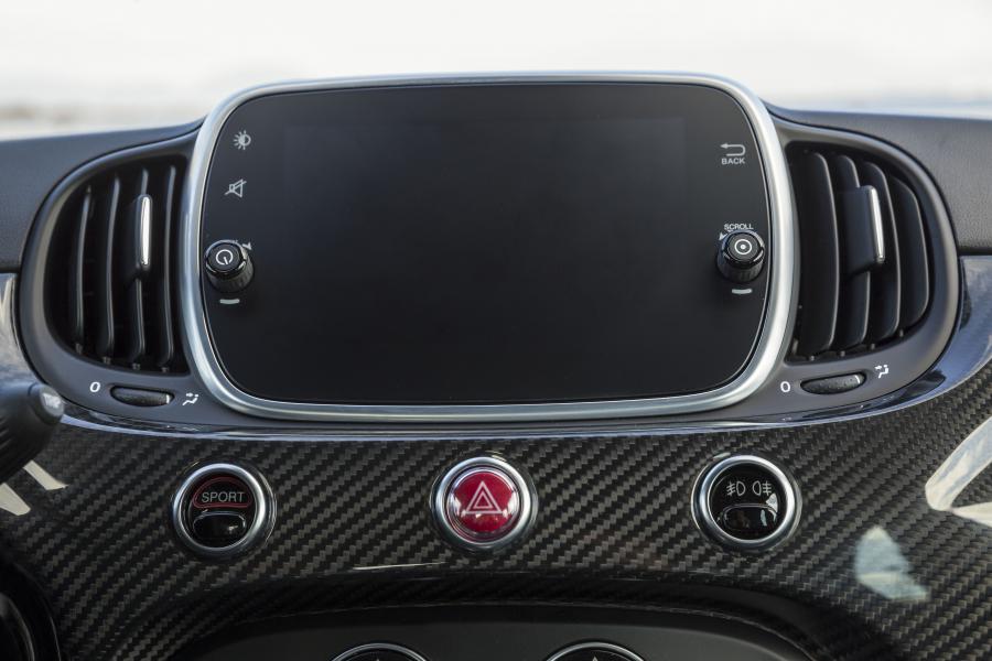 Детали интерьера Abarth 695C XSR Yamaha (312) 2017 года  (фото 12 из 44)
